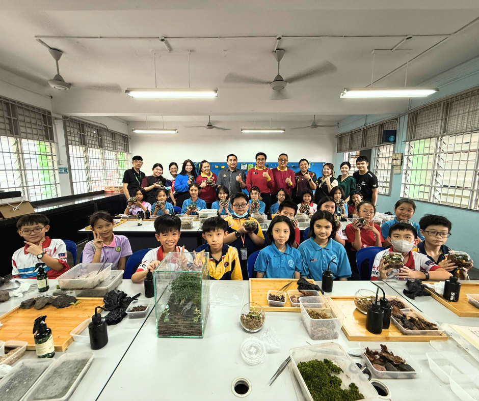 Soilless Terrarium Workshop: A Green Adventure with the Students of SJK(C) Foon Yew 1